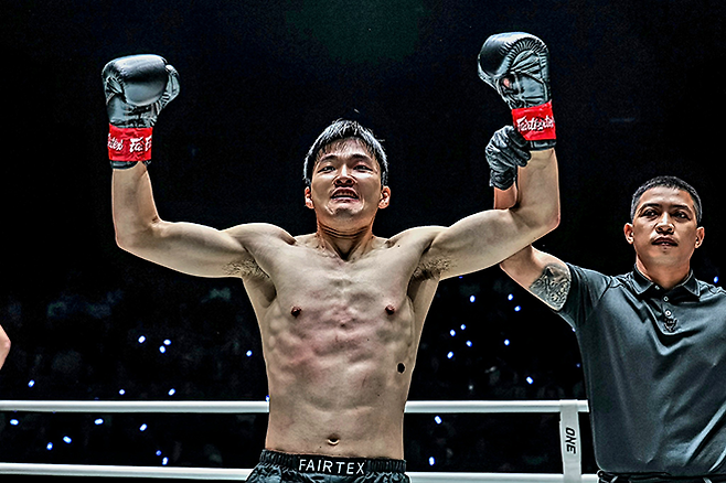 제2대 맥스FC 65㎏ 챔피언 조경재가 2026년 1월 태국 방콕 룸삐니 경기장 ONE Friday Fights 138 킥복싱 밴텀급 1라운드 TKO 승리 선언을 받고 있다. 조경재는 대한무에타이협회 70㎏ 챔피언도 지냈다. 사진=Group One Holdings Pte. Ltd.