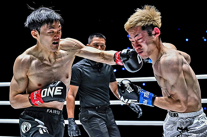 제2대 맥스FC 65㎏ 챔피언 조경재가 2026년 1월 태국 방콕 룸삐니 경기장 ONE Friday Fights 138 킥복싱 밴텀급 1라운드 쇼타를 공격하고 있다. 쇼타는 입식타격기 빅리그 일본 Rise 4승 2패다. 사진=Group One Holdings Pte. Ltd.