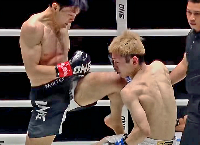 제2대 맥스FC 65㎏ 챔피언 조경재가 2026년 1월 태국 방콕 룸삐니 경기장 ONE Friday Fights 138 킥복싱 밴텀급 시합에서 입식타격기 빅리그 일본 Rise 4승 2패 쇼타를 공격하고 있다. 조경재는 대한무에타이협회 70㎏ 챔피언도 지냈다. 사진=Group One Holdings Pte. Ltd.