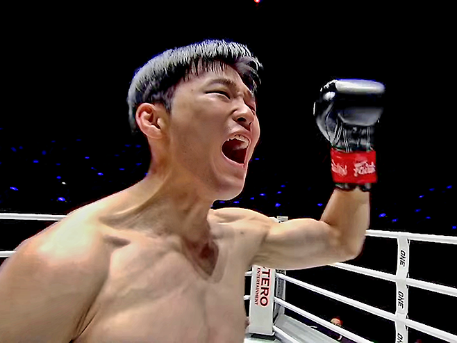 제2대 맥스FC 65㎏ 챔피언 조경재가 2026년 1월 태국 방콕 룸삐니 경기장 ONE Friday Fights 138 킥복싱 밴텀급 1라운드 TKO 승리 후 기뻐하고 있다. 조경재는 대한무에타이협회 70㎏ 챔피언도 지냈다. 사진=Group One Holdings Pte. Ltd.