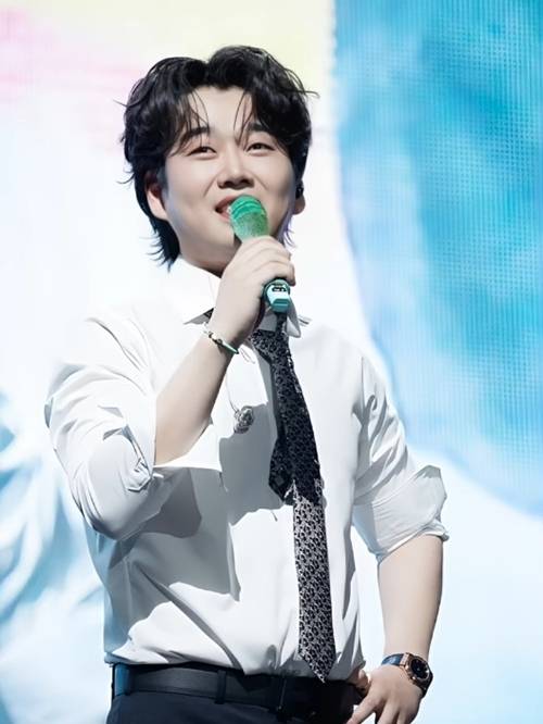 여러 논란으로 활동을 중단했던 가수 황영웅이 약 3년 만에 대중 앞에 선다.사진=황영웅 팬 카페