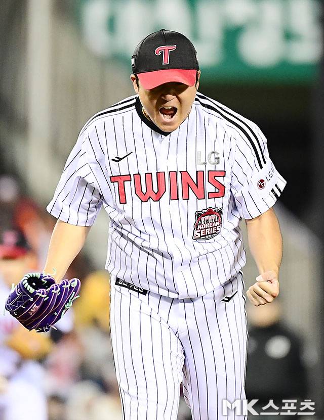 2025년 10월 27일 오후 잠실구장에서 ‘2025 신한 SOL Bank KBO 포스트시즌’ 한화 이글스와 LG 트윈스의 한국시리즈(7전 4선승제) 2차전이 열렸다. 6회초에 등판한 LG 송승기가 2사 후 한화 황영목을 삼진처리한 후 환호하면서 마운드를 내려오고 있다. 사진=김영구 기자