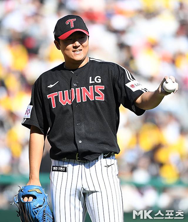 2025년 5월 25일 인천 SSG랜더스필드에서 ‘2025 KBO리그’ LG 트윈스와 SSG 랜더스의 경기가 열렸다. 7회말 2사에서 LG 선발 송승기가 마운드를 내려가고 있다. 사진=천정환 기자