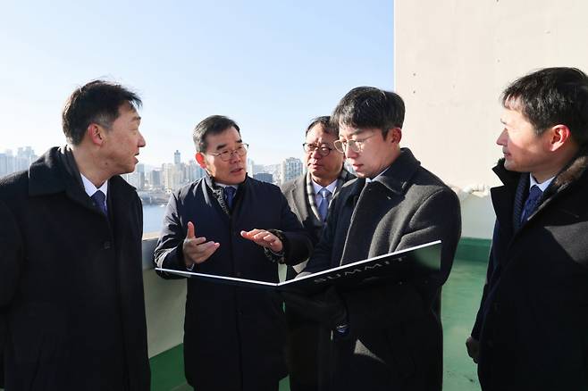 김보현 대우건설 사장과 건축사업본부 임직원들이 성수4지구 내 아파트 단지를 방문해 현장을 둘러보고 있다./사진제공=대우건설