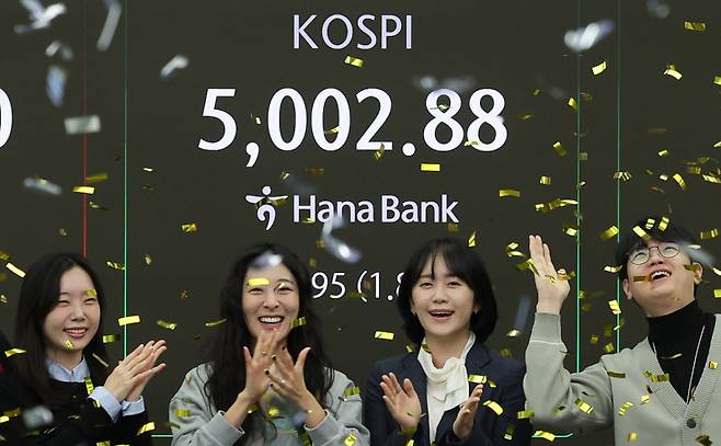 지난 22일 오전 서울 을지로 하나은행 딜링룸에서 직원들이 코스피 5000 돌파를 축하하고 있다. 이날 코스피는 장중 5019.54까지 상승했다가 전일 종가 대비 0.87% 오른 4952.53에 거래를 마쳤다./사진=뉴스1