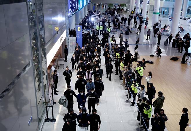 한국 국적 캄보디아 스캠조직 피의자들이 23일 오전 인천국제공항 제2터미널을 통해 강제 송환되고 있다. 초국가범죄 특별대응 TF는 캄보디아를 거점으로 우리 국민 869명에게 약 486억원을 편취한 한국 국적 피의자 73명을 강제 송환했다. /사진=뉴시스