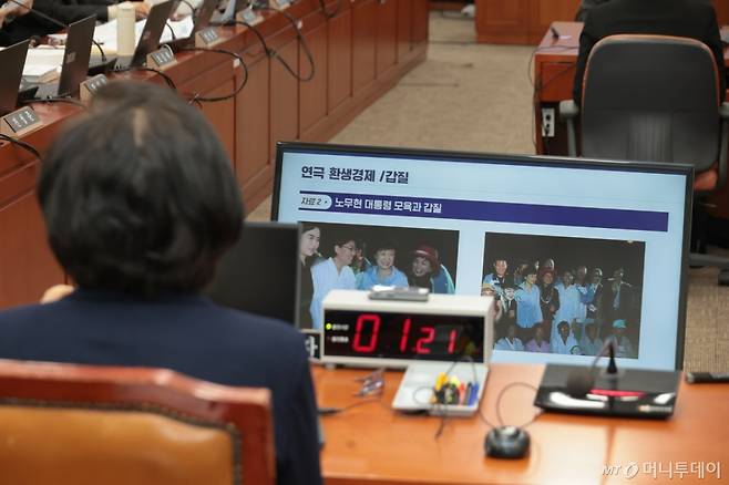 (서울=뉴스1) 국회사진기자단 = 이혜훈 기획예산처 장관 후보자가 23일 서울 여의도 국회에서 열린 인사청문회에서 '노무현 대통령 모욕, 갑질' 관련 질의 자료를 바라보고 있다. 2026.1.23/뉴스1  Copyright (C) 뉴스1. All rights reserved. 무단 전재 및 재배포,  AI학습 이용 금지. /사진=(서울=뉴스1) 국회사진기자단