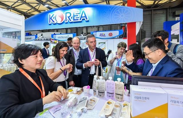 식품박람회에 마련된 통합한국관에서 활동하고 있는 수출업체. 한국농수산식품유통공사 제공