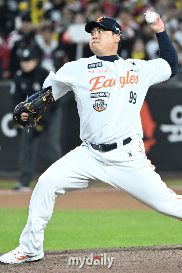 31일 대전 한화생명 볼파크 야구장에서 열린 '2025 신한 SOL 뱅크 KBO 한국시리즈 5차전' LG 트윈스와 한화 이글스 경기. 한화 류현진이 8회초 교체되 마운드에 올라 힘차게 투구하고 있다./마이데일리