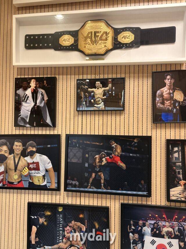 하바스MMA 체육관 벽면에 걸린 사진들. 윗줄 가운데에 벨트를 감는 순간의 김상욱이 있다./하바스=김희수 기자