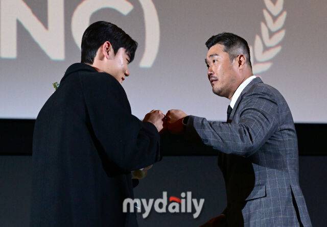 2025년 12월 4일 오후 서울 영등포 타임스퀘어 CGV 영등포 스크린X관에서 ‘제39회 스포츠서울 올해의 상’이 열렸다. NC 김주원이 이호준 감독의 축하를 받으며 올해의 MIP을 수상하고 있다./마이데일리