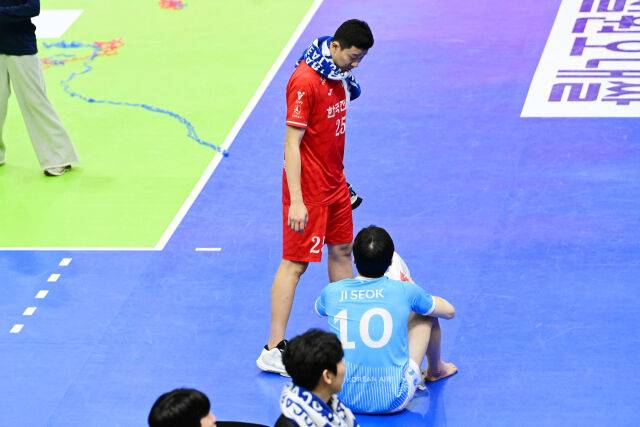 한국전력 신영석이 코트에 주저앉은 대한항공 정지석을 다독이고 있다. / 한국배구연맹(KOVO)
