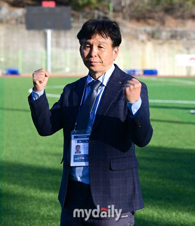 2026년 1월 22일 오후 경상북도 김천대학교 대운동장에서 스포츠 중심도시 김천 '제22회 1.2학년 대학축구대회' 결승, 중앙대학교와 상지대학교의 경기가 열렸다.중앙대학교가 오해종 감독이 4-3으로 승리하며 우승한 뒤 기뻐하고 있다.