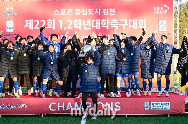 2026년 1월 22일 오후 경상북도 김천대학교 대운동장에서 스포츠 중심도시 김천 '제22회 1.2학년 대학축구대회' 결승, 중앙대학교와 상지대학교의 경기가 열렸다.중앙대학교가 4-3으로 승리하며 우승한 뒤 기뻐하고 있다.