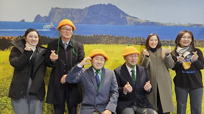 제주관광공사의 후쿠오카 현지 제주관광 프로모션. 현지 팝업 성산 포토존에 선 일본인 방문객들