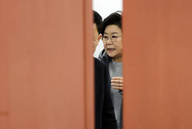 인사청문회를 앞둔 이혜훈 기획예산처 장관 후보자가 23일 국회로 등청해 대기 장소로 향하고 있다. [연합]