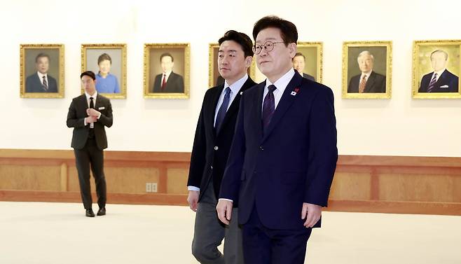 이재명 대통령과 강훈식 비서실장이 지난 22일 청와대에서 열린 수석보좌관회의 참석을 위해 회의실로 향하고 있다. [연합]