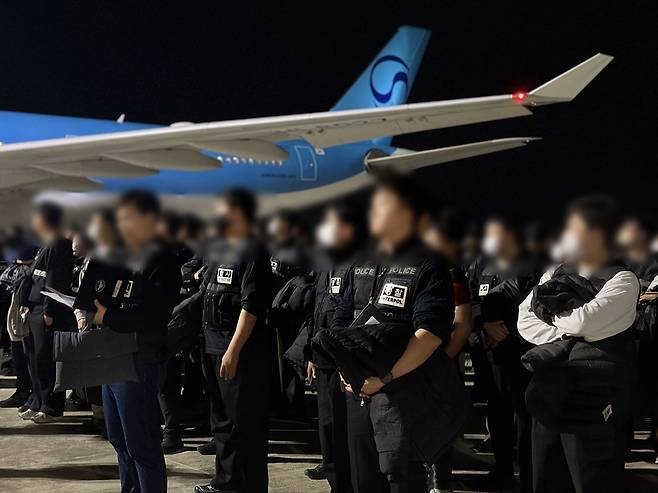 경찰이 23일 캄보디아 프놈펜국제공항에서 스캠(사기), 인질강도 등 범행을 저지른 한국인 범죄 조직원들을 국내로 강제송환 하기 위해 대기하고 있다. [경찰청 제공]