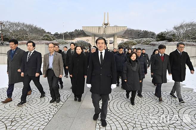 [광주=뉴시스] 박기웅 기자 = 조국 조국혁신당 대표가 23일 오전 광주 북구 운정동 국립5·18민주묘지를 찾아 참배를 마치고 이동하고 있다. 조 대표는 이날 방명록에 '오직 국민만 바라보고, 국민 뜻만 따르겠습니다'라고 적었다. 2026.01.23. pboxer@newsis.com