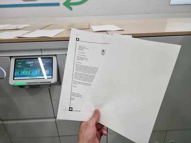 [나가노=뉴시스]이지용 기자 = 페이퍼랩 신제품을 통해 재생한 종이. 왼쪽 헌 종이를 오른쪽 새 종이로 재생한 모습. 2025.02.06. leejy5223@newsis.com *재판매 및 DB 금지