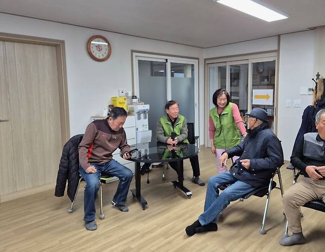 [횡성=뉴시스] 경로당 건강교실에 건강위원회 위원들이 함께 하고 있다. (사진=횡성군 제공) 2026.01.23. photo@newsis.com *재판매 및 DB 금지
