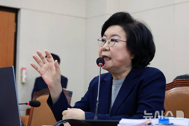 [서울=뉴시스] 고승민 기자 = 이혜훈 기획예산처 장관 후보자가 23일 서울 여의도 국회에서 열린 재정경제기획위원회의 인사청문회에서 의원 질의에 답하고 있다. 2026.01.23. kkssmm99@newsis.com