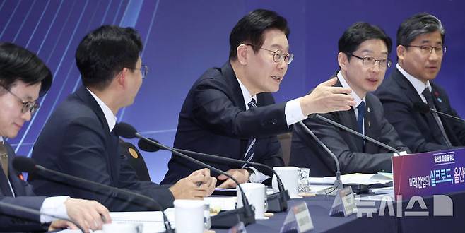 [울산=뉴시스] 최동준 기자 = 이재명 대통령이 23일 울산전시컨벤션센터에서 열린 '울산의 마음을 듣다' 타운홀 미팅에서 발언하고 있다. (청와대통신사진기자단) 2026.01.23. photocdj@newsis.com