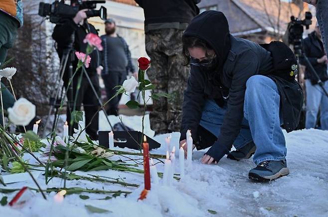 [미니애폴리스=AP/뉴시스] 7일(현지 시간) 미 미네소타주 미니애폴리스에서 이민세관단속국(ICE)을 피해 차량으로 도주하려던 30대 백인 여성이 사살되는 사건이 발생한 가운데 현장을 찾은 시민들이 고인을 추모하고 있다.  2026.01. 23.