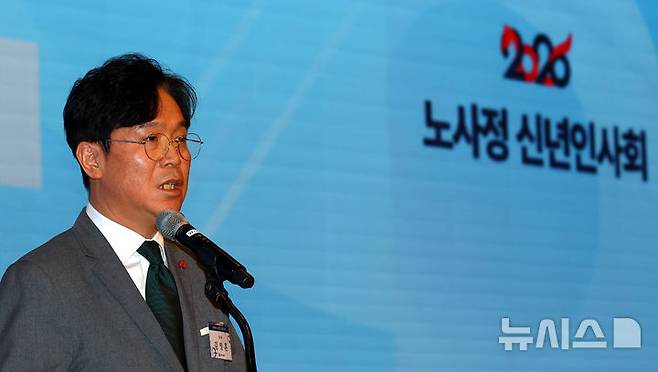 [서울=뉴시스] 박주성 기자 = 8일 오후 서울 용산구 피스앤파크 컨벤션에서 열린 2026년 노사정 신년인사회에서 고용노동부 김영훈 장관이 인사말을 하고 있다. 2026.01.08. park7691@newsis.com