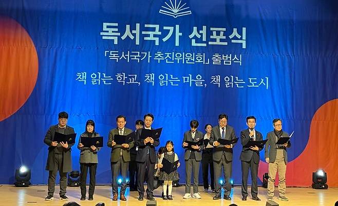 윤건영 충북교육감(오른쪽 두번째)이 23일 서울 국회의원 회관에서 열린 '독서국가 선포식'에 참석해 선포문을 낭독하고 있다.(사진=충북교육청 제공).2026.01.23.photo@newsis.com *재판매 및 DB 금지