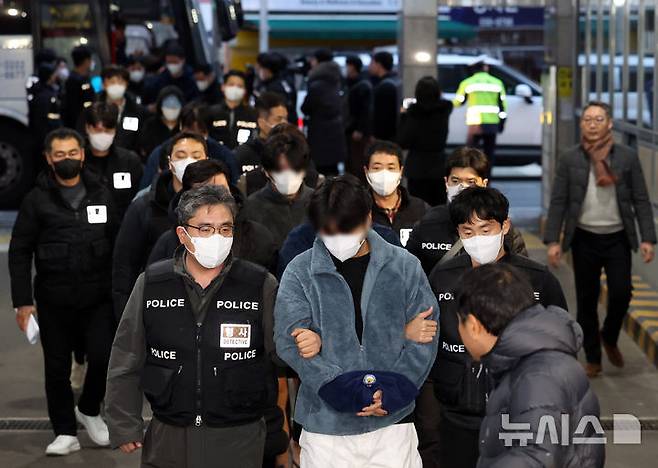 [부산=뉴시스] 하경민 기자 = 캄보디아 범죄단체에 가담한 혐의로 강제송환된 한국인 조직원 일부가 23일 부산 동래구 동래경찰서로 압송되고 있다.  강제송환된 한국인 조직원 73명 중 부산으로 압송된 49명(시하누크빌 조직)은 경찰서 유치장 6곳에 분산 수감돼 조사를 받는다. 2026.01.23. yulnetphoto@newsis.com