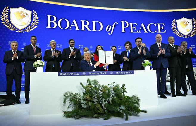 스위스 다보스에서 열린 트럼프 평화위원회 출범식. 연합뉴스