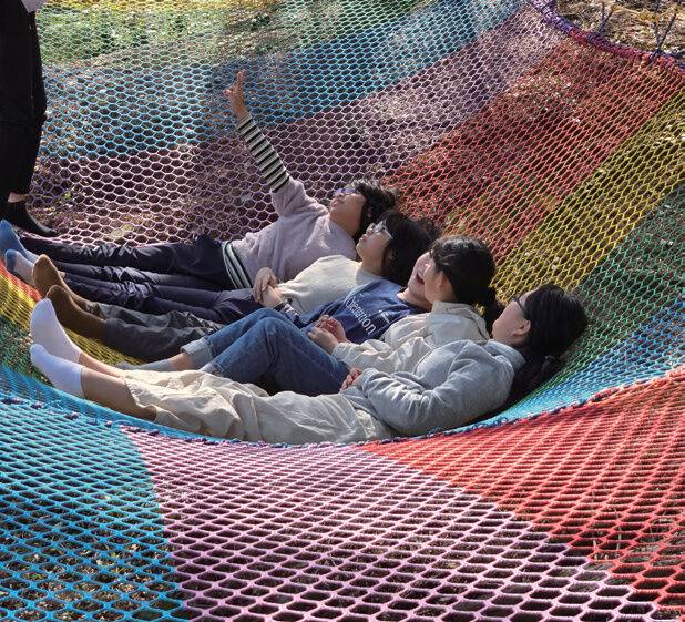 치유농장 ‘봄햇살케어팜’에서 체험중인 사람들. 나뭇잎 사이로 스민 햇살을 쬐며 숲속에 머무는 것만으로 치유를 경험하게 된다.