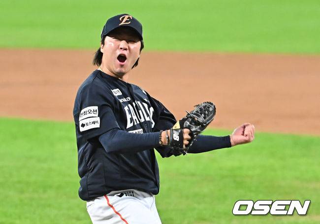 [OSEN=대구, 이석우 기자] 22일 대구 삼성라이온즈파크에서 2025 신한 SOL뱅크 KBO 플레이오프 삼성 라이온즈와 한화 이글스의 4차전 경기가 열렸다. 홈팀 삼성은 원태인이, 방문팀 한화는 정우주가 선발 투수로 출전했다.한화 이글스 김범수가 4회말 2사 2루 삼성 라이온즈 박병호를 포수 스트라이크 낫 아웃(포수 태그아웃)으로 잡고 기뻐하고 있다. 2025.10.22 / foto0307@osen.co.kr
