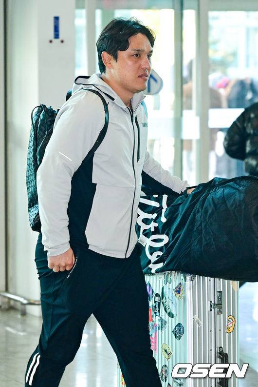 [OSEN=인천공항, 최규한 기자] 프로야구 LG 트윈스가 22일 오후 2026 시즌을 준비하기 위해 22일 오후 인천공항을 통해 미국으로 출국했다.LG는 오는&nbsp;25일부터&nbsp;2월&nbsp;22일까지 미국 애리조나에&nbsp;스프링캠프를 꾸리고 염경엽&nbsp;감독과&nbsp;코칭스태프&nbsp;18명,&nbsp;주장 박해민을 비롯한 선수&nbsp;40명이 담금질에 나선다.LG 박동원이 출국장에 들어서고 있다. 2026.01.22 / dreamer@osen.co.kr