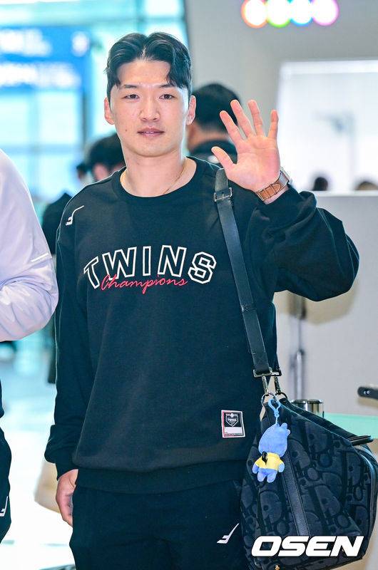 [OSEN=인천공항, 최규한 기자] 프로야구 LG 트윈스가 22일 오후 2026 시즌을 준비하기 위해 22일 오후 인천공항을 통해 미국으로 출국했다.LG는 오는&nbsp;25일부터&nbsp;2월&nbsp;22일까지 미국 애리조나에&nbsp;스프링캠프를 꾸리고 염경엽&nbsp;감독과&nbsp;코칭스태프&nbsp;18명,&nbsp;주장 박해민을 비롯한 선수&nbsp;40명이 담금질에 나선다.LG 박해민이 출국을 앞두고 인사를 전하고 있다. 2026.01.22 / dreamer@osen.co.kr