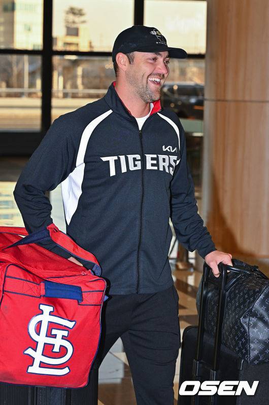 [OSEN=김포공항, 박준형 기자] 2026시즌 스프링캠프 나서는 KIA 코칭스태프와 외국인 선수들이 22일 김포국제공항을 통해 일본 아마미오시마로 출국했다. 지난해 미국 캘리포니아 어바인에서 훈련했던&nbsp;KIA는 일본 가고시마현의 외딴섬인 아마미오시마로 1차 훈련지로 정했다. 심재학 KIA 단장은 “미국에서 훈련해서 원하던 결과를 얻지 못했다”면서 “시차 등을 고려해도 일본이 낫다고 평가했다. 현지 실사를 했을 때 훈련에만 집중하기 딱 좋은 환경이었다”고 밝혔다.&nbsp;KIA 네일이 출국장으로 들어서고 있다.       2026.01.22 / soul1014@osen.co.kr