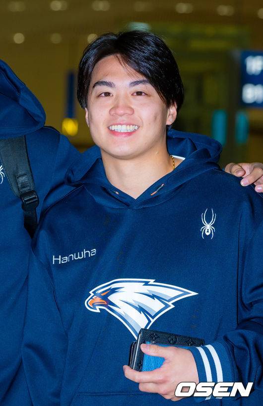 [OSEN=인천공항, 민경훈 기자] 프로야구 한화 이글스가 2026 시즌을 준비하기 위해 23일 오전 인천공항을 통해 호주 멜버른으로 1차 스프링캠프를 떠났다.김경문 감독이 이끄는 한화 선수단은 코치진 17명, 선수 46명을 합해 63명으로 1차 스프링캠프 명단을 꾸렸다.한화 왕옌청이 출국길에 오르고 있다. 2026.01.23 / rumi@osen.co.kr