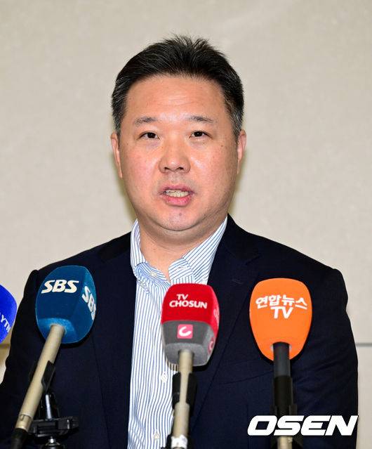 [OSEN=인천공항, 최규한 기자] 프로야구 삼성 라이온즈가 2026 시즌을 준비하기 위해 23일 오후 인천공항을 통해 괌으로 출국했다.삼성은 지난해에 이어 괌에서 1차 스프링캠프를 치른 뒤 일본 오키나와로 건너가 2차 캠프를 진행할 계획이다.삼성 박진만 감독이 취재진과 인터뷰를 하고 있다. 2026.01.23 / dreamer@osen.co.kr