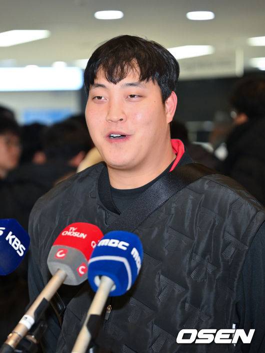 [OSEN=김포공항, 민경훈 기자] 2026시즌 스프링캠프 나서는 KIA 코칭스태프와 외국인 선수들이 23일 김포국제공항을 통해 일본 아마미오시마로 출국했다.지난해 미국 캘리포니아 어바인에서 훈련했던 KIA는 일본 가고시마현의 외딴섬인 아마미오시마로 1차 훈련지로 정했다. KIA 조상우가 인터뷰를 하며 미소 짓고 있다. 2026.01.23 / rumi@osen.co.kr