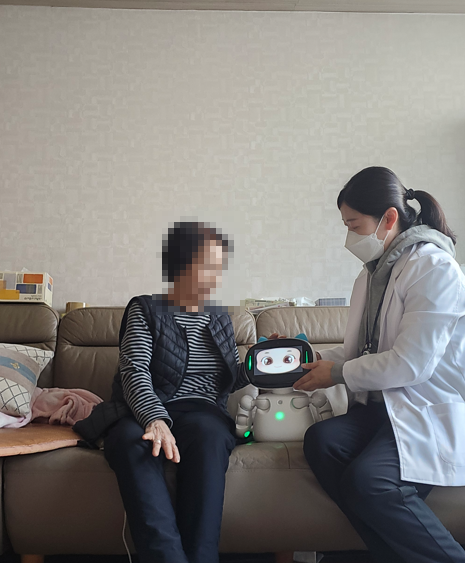 ▲의정부시 보건소가 65세 이상 건강취약 독거노인 100명에게 AI 건강관리 로봇 ‘다솜’을 제공해 ‘건강 관리 사업을 진행한다.ⓒ의정부시