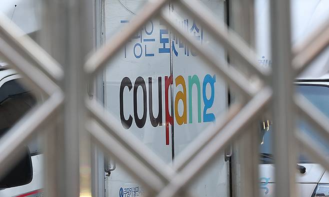 서울 시내 한 주차장에 쿠팡 배달 차량이 주차돼 있다. 연합뉴스