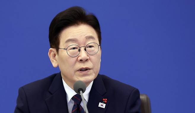 이재명 대통령이 지난 22일 청와대에서 열린 수석보좌관회의에서 발언하고 있다.&nbsp; &nbsp; 연합뉴스