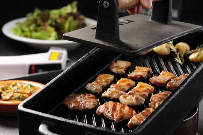 인건비와 식자재 가격 부담이 커지면서 외식업계 전반에 영업시간 단축과 구조조정이 확산되고 있다. 뉴스1