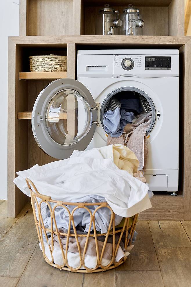 세탁기에서 꺼낸 빨래. 게티이미지뱅크