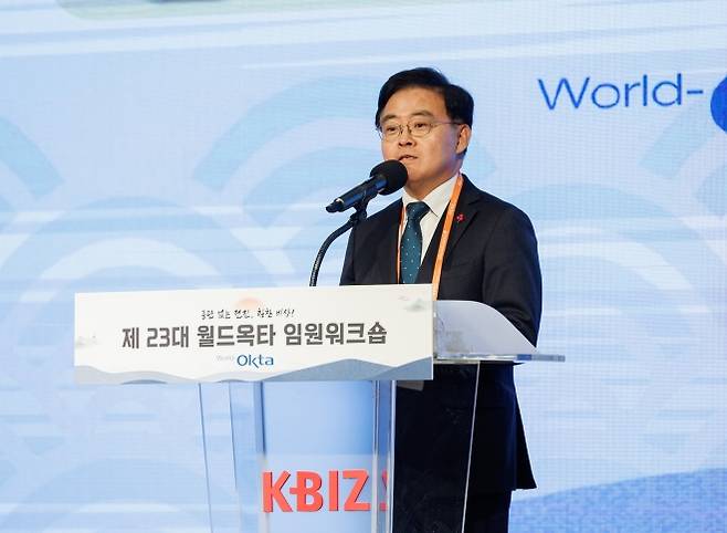 2026 한국 비즈니스 엑스포 강서 - 진교훈 서울 강서구청장이 23일 중소기업중앙회에서 열린 ‘세계한인경제무역협회(OKTA) 워크숍’에서 ‘2026 한국 비즈니스 엑스포 강서’를 소개하고 있다.  강서구 제공
