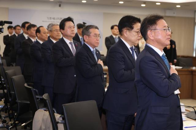 12일 정부세종청사 기후에너지환경부에서 열린 에너지 분야 산하기관 업무보고에서 박상형(맨 오른쪽) 한전KDN 사장 등 기관장들이 국기에 경례하고 있다. 연합뉴스