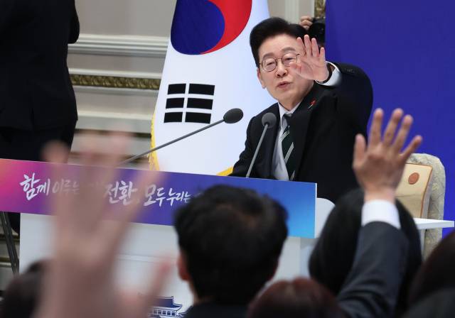 이재명 대통령이 21일 청와대 영빈관에서 열린 신년기자회견에서 취재진 질문을 받고 있다. 연합뉴스