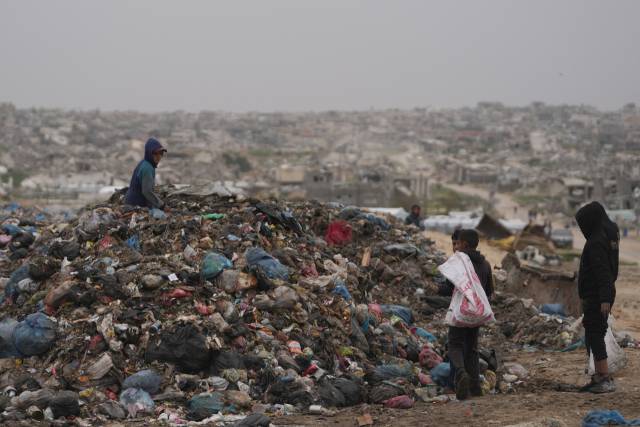 팔레스타인의 어린이들이 22일(현지 시간) 가자지구의 한 매립지에서 요리와 난방을 위해 태울 플라스틱과 종이를 수거하고 있다. AP연합뉴스