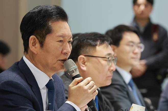정청래 더불어민주당 대표(맨 왼쪽)가 23일 충북 진천 국가대표선수촌에서 열린 민주당-국가대표 지도자 간담회에 참석해 인사말하고 있다. ⓒ연합뉴스
